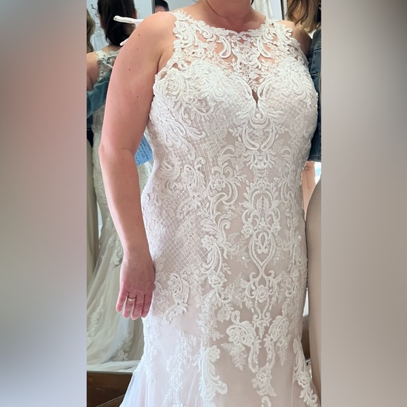 Never worn Maggie Sottero plus size wedding dress - Picture 7 of 8